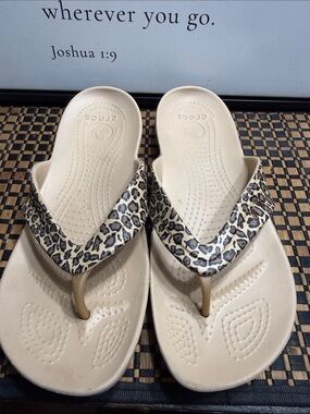 CROCS Women's Beige Flip Sandals with Leopard-Print Straps SZ:11 Box-17
